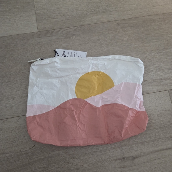 ALOHA Collection Handbags - NWT ALoha COLLEction MID Sunrise Starburst Pouch